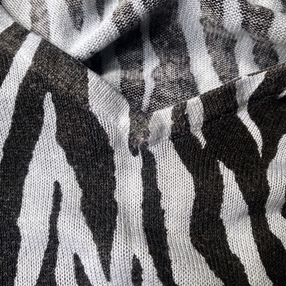 π¦ HM ZEBRA PRINT VNECK LIGHT LOOSE SWEATER! - Picture 9 of 10
